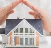 Haus- und Grundbesitzhaftpflichtversicherung Die Haus- und Grundbesitzhaftpflichtversicherung ist eine wichtige Absicherung für Immobilienbesitzer, die sich gegen finanzielle Risiken schützen möchten, die aus der Nutzung oder dem Besitz von Grundstücken und Gebäuden entstehen können. Diese Versicherung deckt Schadensersatzansprüche ab, die Dritten durch Unfälle oder Schäden auf Ihrem Grundstück entstehen.
Ein typisches Beispiel ist, wenn ein Besucher auf Ihrem Grundstück stürzt und sich verletzt. In solch einem Fall können hohe Schadensersatzforderungen auf Sie zukommen, die Sie finanziell stark belasten können. Die Haus- und Grundbesitzhaftpflichtversicherung kommt in solchen Situationen für die berechtigten Ansprüche auf und schützt Sie vor den damit verbundenen Kosten. Auch Schäden, die durch bauliche Mängel oder durch Ihre baulichen Maßnahmen an Nachbargrundstücken entstehen, sind in der Regel abgedeckt.
Die Versicherung bietet nicht nur Schutz bei physischem Schaden, sondern auch bei Vermögensschäden, die beispielsweise durch einen Wasserrohrbruch oder andere unvorhergesehene Ereignisse verursacht werden können. Oftmals sind auch Schäden durch Vandalismus sowie Ansprüche, die aus der Haltung von Tieren resultieren, in den Policen enthalten.
Der Abschluss einer Haus- und Grundbesitzhaftpflichtversicherung ist insbesondere für Vermieter von Bedeutung, da sie zusätzliche Verantwortung für die Sicherheit ihrer Mieter und Besucher tragen. Ein Vergleich der verschiedenen Anbieter ist ratsam, um die besten Tarife und Bedingungen zu finden. Online-Vergleichsrechner ermöglichen es, die Angebote schnell zu prüfen und die passende Versicherung auszuwählen.
Zusätzliche Leistungen wie die Übernahme von Anwalts- und Gerichtskosten können ebenfalls in den Policen enthalten sein, was den Schutz weiter verbessert. Insgesamt ist die Haus- und Grundbesitzhaftpflichtversicherung ein unverzichtbares Instrument für jeden Immobilienbesitzer, um sich vor den finanziellen Folgen von Unfällen und Schäden zu schützen und ein sorgenfreies Leben zu führen.