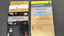 Kreditkarte Entdecken Sie die optimale Kreditkarte mit unserem Vergleichsportal!
Suchen Sie nach der perfekten Kreditkarte, die Ihren individuellen Bedürfnissen entspricht? Dann sind Sie hier genau richtig! Unser Kreditkartenvergleichsportal bietet Ihnen die Möglichkeit, verschiedene Angebote von renommierten Banken und Finanzinstituten schnell und unkompliziert zu vergleichen. Egal, ob Sie eine Kreditkarte für Reisen, Online-Einkäufe oder den Alltag benötigen – wir helfen Ihnen, die beste Entscheidung zu treffen.
Eine Kreditkarte ist nicht nur ein Zahlungsmittel, sondern bietet auch zahlreiche Vorteile, die Ihren Alltag erleichtern. Mit einer Kreditkarte können Sie weltweit bargeldlos bezahlen, was besonders auf Reisen praktisch ist. Viele Kreditkarten bieten Ihnen attraktive Bonusprogramme, bei denen Sie Punkte sammeln oder Cashback erhalten können. Diese Vorteile können Ihnen helfen, Geld zu sparen und zusätzliche Anreize für Ihre Einkäufe zu schaffen.
Ein weiterer Pluspunkt ist die zinsfreie Rückzahlungsphase, die bei vielen Kreditkarten bis zu 30 Tage beträgt. Das bedeutet, dass Sie Ihre Ausgaben flexibel verwalten können, ohne sofort Zinsen zahlen zu müssen. Dies gibt Ihnen die Freiheit, größere Anschaffungen zu tätigen und diese in Raten zurückzuzahlen, ohne sich um hohe Zinsen sorgen zu müssen.
Doch nicht jede Kreditkarte ist gleich. Die Konditionen können erheblich variieren, und daher ist es wichtig, verschiedene Angebote zu vergleichen. Mit unserem benutzerfreundlichen Vergleichsrechner erhalten Sie in nur wenigen Klicks eine umfassende Übersicht über die attraktivsten Kreditkartenangebote. Vergleichen Sie Preise, Jahresgebühren, Zinssätze und die verschiedenen Leistungen, die jede Karte bietet, und finden Sie die optimale Lösung für Ihre finanziellen Bedürfnisse.
Wussten Sie, dass viele Kreditkarten auch zusätzliche Leistungen anbieten? Dazu gehören Reiseversicherungen, Mietwagenversicherungen oder der Zugang zu exklusiven Veranstaltungen und Rabatten. Diese Extras machen eine Kreditkarte besonders wertvoll und sorgen dafür, dass Sie im Ernstfall bestens abgesichert sind.
Profitieren Sie von unseren umfangreichen Informationen und unabhängigen Bewertungen anderer Nutzer, die Ihnen helfen, die richtige Entscheidung zu treffen. Unser Kreditkartenvergleichsportal ist darauf ausgelegt, Ihnen nicht nur die besten Angebote zu präsentieren, sondern auch wertvolle Tipps zur optimalen Nutzung Ihrer Kreditkarte zu geben.
Zögern Sie nicht länger! Besuchen Sie unser Vergleichsportal und entdecken Sie die Kreditkarte, die perfekt zu Ihnen passt. Sichern Sie sich die besten Konditionen und genießen Sie die Freiheit, die Ihnen eine Kreditkarte bietet. Vergleichen Sie jetzt und finden Sie die Kreditkarte, die Ihre finanziellen Bedürfnisse erfüllt! Ihre ideale Kreditkarte wartet auf Sie!