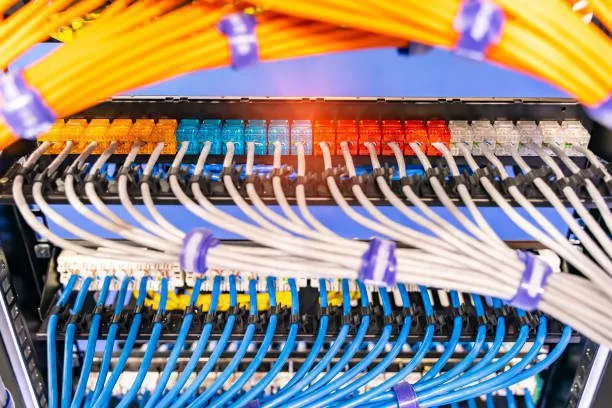 Entdecken Sie die besten DSL Tarife mit unserem Vergleichsportal! Vergleichen Sie jetzt DSL-Tarife und finden Sie Ihr perfektes Angebot!
In der heutigen digitalen Welt ist eine zuverlässige Internetverbindung unverzichtbar. Ob für Homeoffice, Streaming, Gaming oder einfach nur zum Surfen – das richtige DSL-Angebot kann den entscheidenden Unterschied machen. Doch bei der Vielzahl an Anbietern und Tarifen ist es oft schwierig, den Überblick zu behalten. Genau hier setzen wir an!
Warum sollten Sie DSL-Tarife vergleichen?
Geld sparen: Die Preise für DSL-Tarife können stark variieren. Durch einen Vergleich finden Sie nicht nur den besten Preis, sondern auch attraktive Sonderangebote und Rabatte. So können Sie monatlich bares Geld sparen und in andere wichtige Dinge investieren.
Leistung optimieren: Nicht jeder Tarif bietet die gleiche Geschwindigkeit oder die gleiche Datenmenge. Indem Sie Tarife vergleichen, können Sie sicherstellen, dass Sie die für Ihre Bedürfnisse optimale Leistung erhalten. Egal, ob Sie viel streamen, spielen oder einfach nur surfen – der richtige Tarif macht den Unterschied.
Flexibilität nutzen: Viele Anbieter bieten inzwischen flexible Vertragslaufzeiten und attraktive Wechselprämien an. Durch einen Vergleich können Sie die besten Optionen auswählen und Ihren Anbieter wechseln, ohne lange an einen unvorteilhaften Vertrag gebunden zu sein.
Kundenzufriedenheit: Die Qualität des Kundenservice und der technischen Unterstützung variiert stark zwischen den Anbietern. Ein Vergleich hilft Ihnen, Anbieter mit einem guten Ruf und zufriedenen Kunden zu finden, sodass Sie sich auf einen zuverlässigen Service verlassen können.
Zukunftssicherheit: Die digitale Welt entwickelt sich ständig weiter. Indem Sie jetzt vergleichen und den richtigen Tarif wählen, stellen Sie sicher, dass Sie auch in Zukunft gut aufgestellt sind.
Nutzen Sie unsere benutzerfreundliche Vergleichsplattform und finden Sie in wenigen Minuten den DSL-Tarif, der perfekt zu Ihnen passt. Sparen Sie Zeit und Geld – vergleichen Sie jetzt und wechseln Sie zu einem besseren Angebot! Ihr ideales Internet wartet auf Sie!