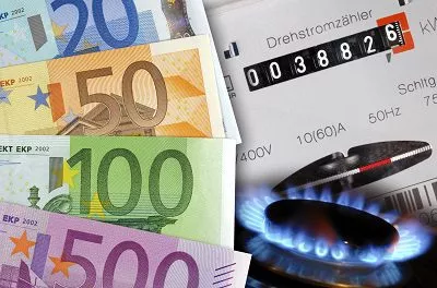 Gasvergleich leicht gemacht: Sparen Sie bares Geld und schützen Sie die Umwelt In einer Zeit, in der Energiekosten stetig steigen, ist es wichtiger denn je, die eigenen Ausgaben im Blick zu behalten. Mit unserem Gas-Vergleichsrechner bieten wir Ihnen die ideale Lösung, um nicht nur Geld zu sparen, sondern auch aktiv zur Energiewende beizutragen. Warum sollten Sie also Gaspreise vergleichen und gegebenenfalls wechseln? Hier sind die wichtigsten Gründe:
Kosteneinsparungen: Durch einen einfachen Vergleich der Gaspreise können Sie schnell feststellen, wo Sie Geld sparen können. Viele Verbraucher zahlen mehr, als nötig ist, weil sie zu lange bei ihrem alten Anbieter geblieben sind. Ein Wechsel kann oft Hunderte von Euro pro Jahr einsparen.
Transparenz und Kontrolle: Unser Gas-Vergleichsrechner gibt Ihnen die Möglichkeit, alle verfügbaren Tarife auf einen Blick zu sehen. So behalten Sie die Kontrolle über Ihre Energiekosten und finden den Tarif, der am besten zu Ihren Bedürfnissen passt.
Flexibilität und Freiheit: Ein Wechsel zu einem günstigeren Anbieter gibt Ihnen nicht nur finanzielle Freiheit, sondern auch die Flexibilität, Ihren Energieverbrauch aktiv zu steuern. Nutzen Sie die Möglichkeit, Ihren Anbieter regelmäßig zu vergleichen und das beste Angebot zu wählen.
Umweltbewusstsein: Viele der günstigeren Tarife stammen von Anbietern, die auf nachhaltige Energiequellen setzen. Mit einem Wechsel tragen Sie dazu bei, den CO2-Ausstoß zu reduzieren und die Umwelt zu schützen.
Einfache Handhabung: Unser Vergleichsrechner ist benutzerfreundlich und erfordert nur wenige Klicks. Der Wechselprozess ist unkompliziert und wird oft vom neuen Anbieter für Sie übernommen.
Zögern Sie nicht länger! Nutzen Sie die Chance, Ihre Energiekosten zu senken und gleichzeitig einen Beitrag zum Klimaschutz zu leisten. Vergleichen Sie jetzt die Gaspreise und finden Sie den besten Tarif für sich. Ihr Geldbeutel und die Umwelt werden es Ihnen danken!