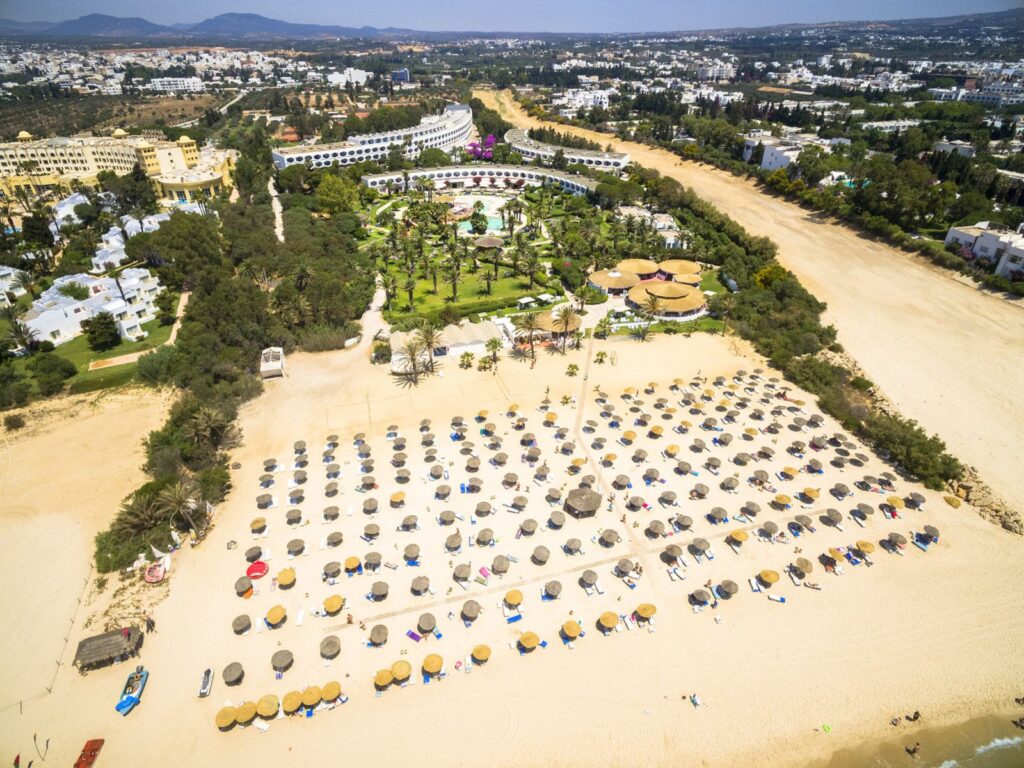 All-Inclusive Hotel in Hammamet mit Pool und Palmen