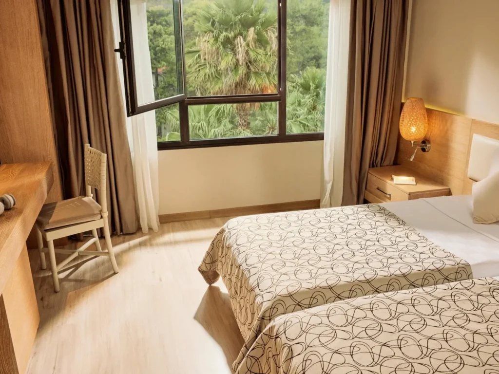 🌴 Magic Life Sarigerme – Ihr All-Inclusive-Paradies direkt am Strand 🌊 Magic Life Sarigerme Hotelanlage mit Blick auf den Außenpool und das Meer