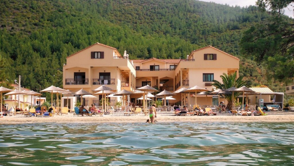 Strand vor dem COOEE Mediterranean Beach Hotel auf Thassos bei Sonnenuntergang