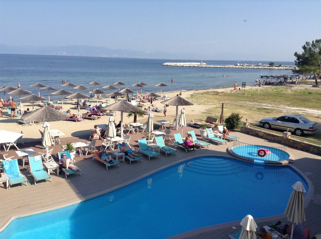 Außenpool mit Liegen im COOEE Mediterranean Beach Hotel in Griechenland