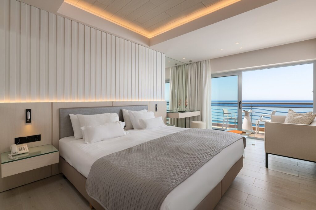 Modernes Doppelzimmer im COOEE Mediterranean Beach Hotel mit Meerblick