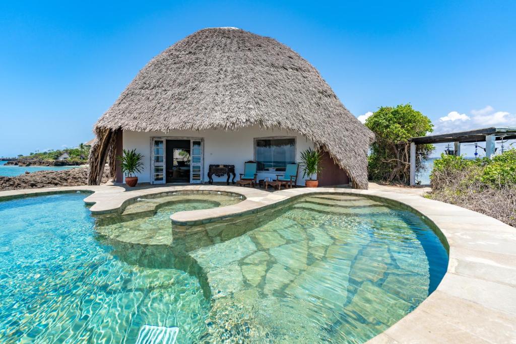 🏝️ Chale Island Resort – Paradiesischer Luxusurlaub auf Kenias exklusiver Privatinsel 🌊 Innenpool und tropische Gartenanlage des Chale Island Resorts