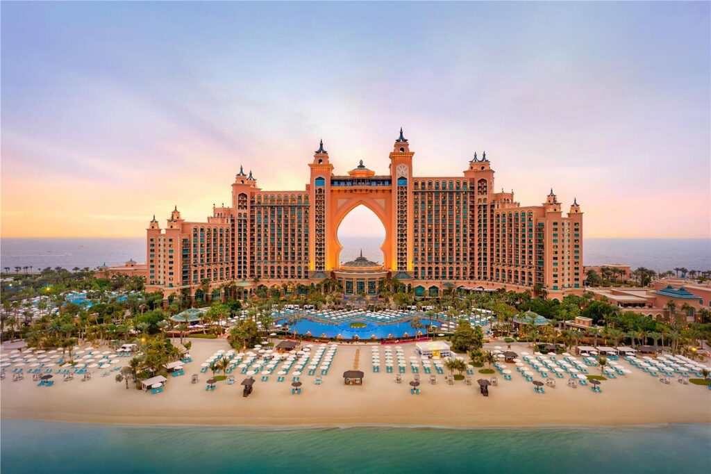 Atlantis The Palm Hotel auf The Palm Jumeirah bei Sonnenuntergang