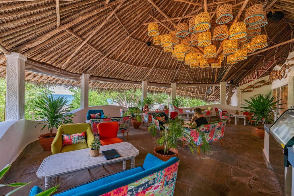 🏝️ Chale Island Resort – Paradiesischer Luxusurlaub auf Kenias exklusiver Privatinsel 🌊 Familie mit Kind beim Spaziergang durch die tropische Anlage des Resorts
