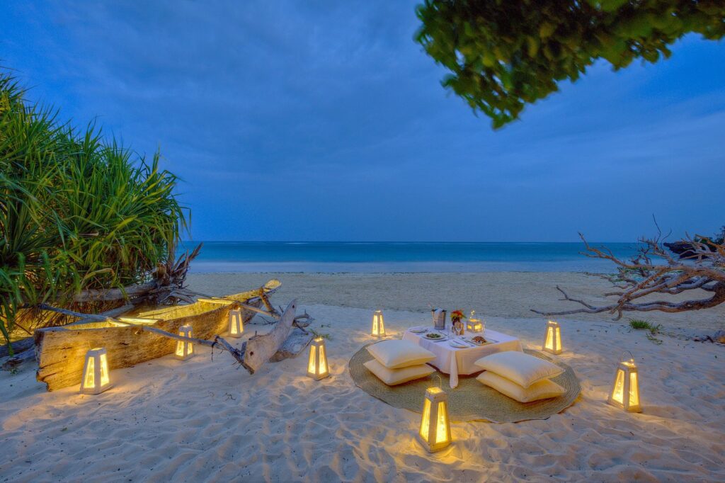🏝️ Chale Island Resort – Paradiesischer Luxusurlaub auf Kenias exklusiver Privatinsel 🌊 Wellnessbereich im Chale Island Resort mit Massagetisch und Blick aufs Meer