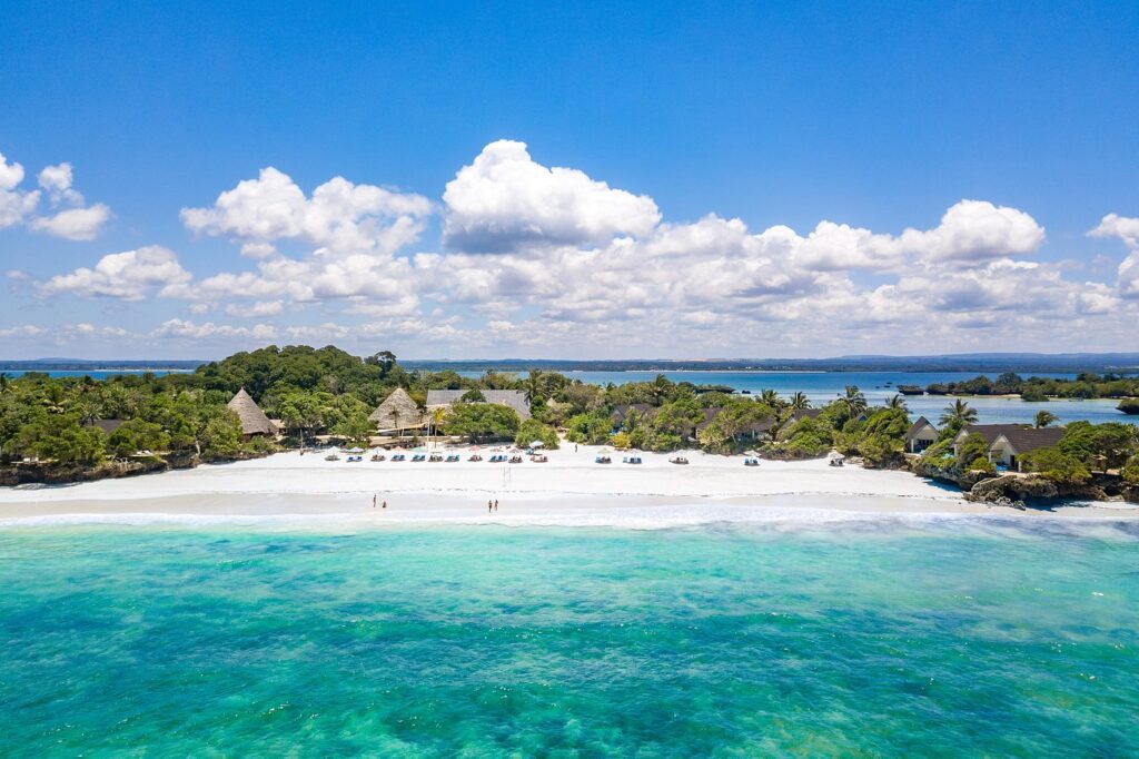 🏝️ Chale Island Resort – Paradiesischer Luxusurlaub auf Kenias exklusiver Privatinsel 🌊 Luftaufnahme vom Chale Island Resort in Kenia mit weißem Sandstrand und türkisblauem Meer